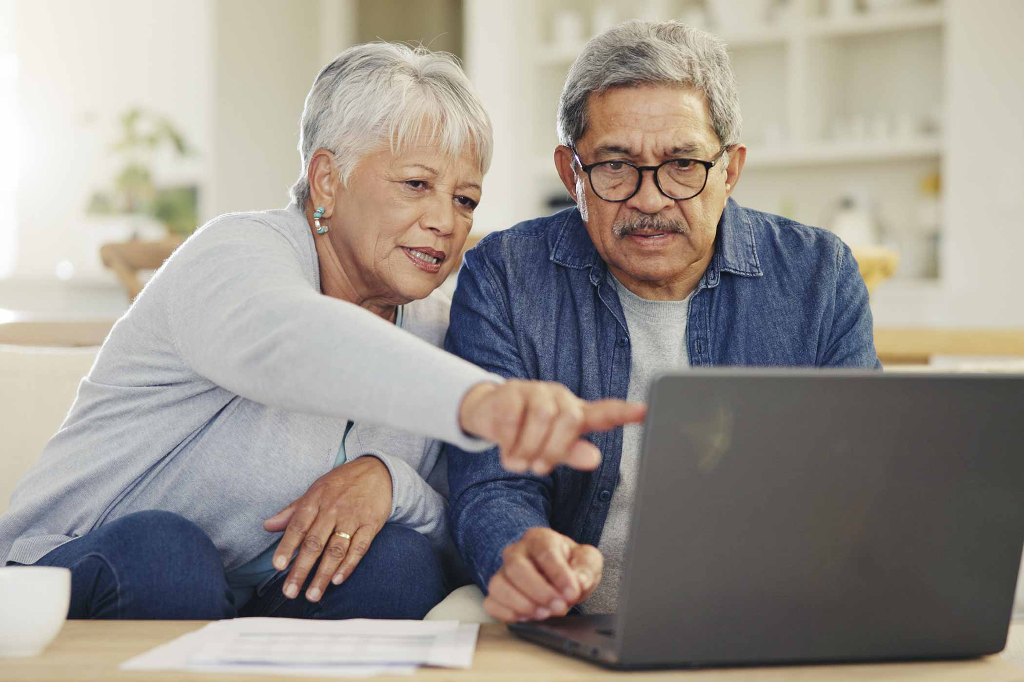 Two people helping each other on their laptop - European Accessibility Act Two people helping each other on their laptop - European Accessibility Act